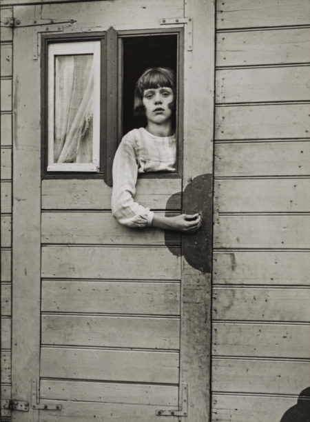 Mädchen im Zirkuswagen (Girl in a Circus Caravan)-1926 Mädchen im Zirkuswagen (Girl in a Circus Caravan)-1926
