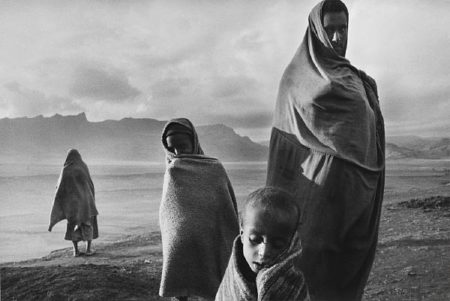 Camp Korem, Ethiopie, de la serie Sahel (Refugees in the Korem Camp, Ethiopia)-1984 Camp Korem, Ethiopie, de la serie Sahel (Refugees in the Korem Camp, Ethiopia)-1984