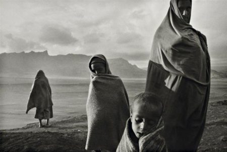 Camp Korem, Ethiopie, de la serie Sahel (Refugees in the Korem Camp, Ethiopia)-1984 Camp Korem, Ethiopie, de la serie Sahel (Refugees in the Korem Camp, Ethiopia)-1984
