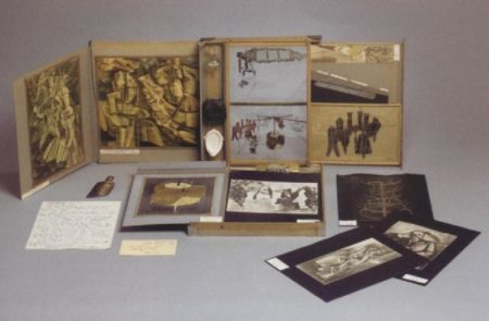 De ou par Marcel Duchamp ou Rrose Selavy (La Boite-en-valise)-1945 De ou par Marcel Duchamp ou Rrose Selavy (La Boite-en-valise)-1945