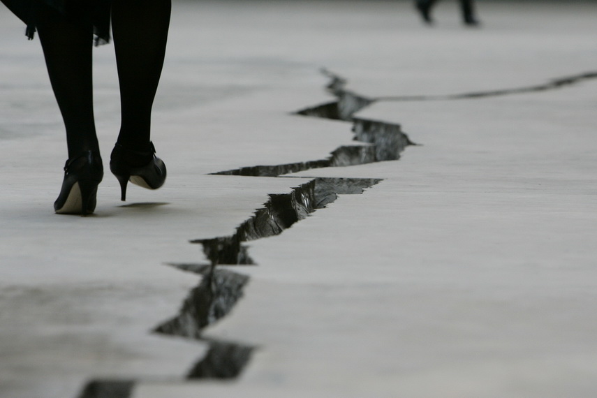 Doris Salcedo - Shibboleth IV, 2007, Intervention at Tate Modern Turbine Hall - image via fdmag.com