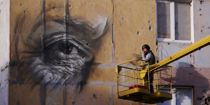 Guido van Helten - Making of the Mural in Avdiivka, 2016 - Image courtesy of Amos