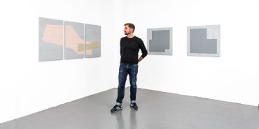 Peter Baracchi - Photo of the artist in front of his work - Image courtesy of Soon Galerie