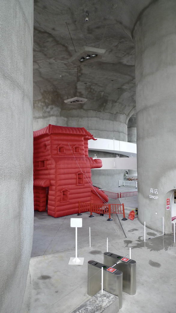 Sandra Kunz and Yang Jian - The Container 2010