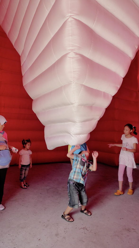 Sandra Kunz and Yang Jian - The Container (inside) 2010