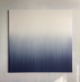 Coulée de blanc sur carré bleu