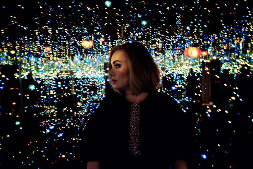 Adele Performs Within Yayoi Kusama S Infinity Mirrored Room