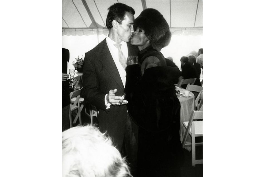 アンディウォーホル 1986年 マサチューセッツ州ハイアニスポートのマリアシュライバーへの結婚式でのグレイスジョーンズとのアーノルドシュワルツェネッガー