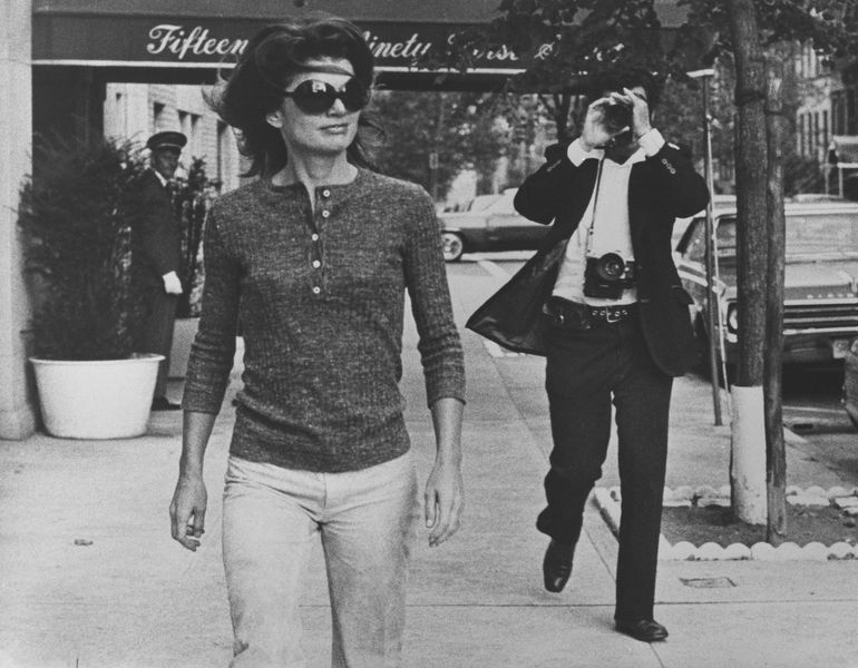 Anonimo - Jacqueline Kennedy Onassis e Ron Galella su Madison Avenue New York, 7 ottobre 1971