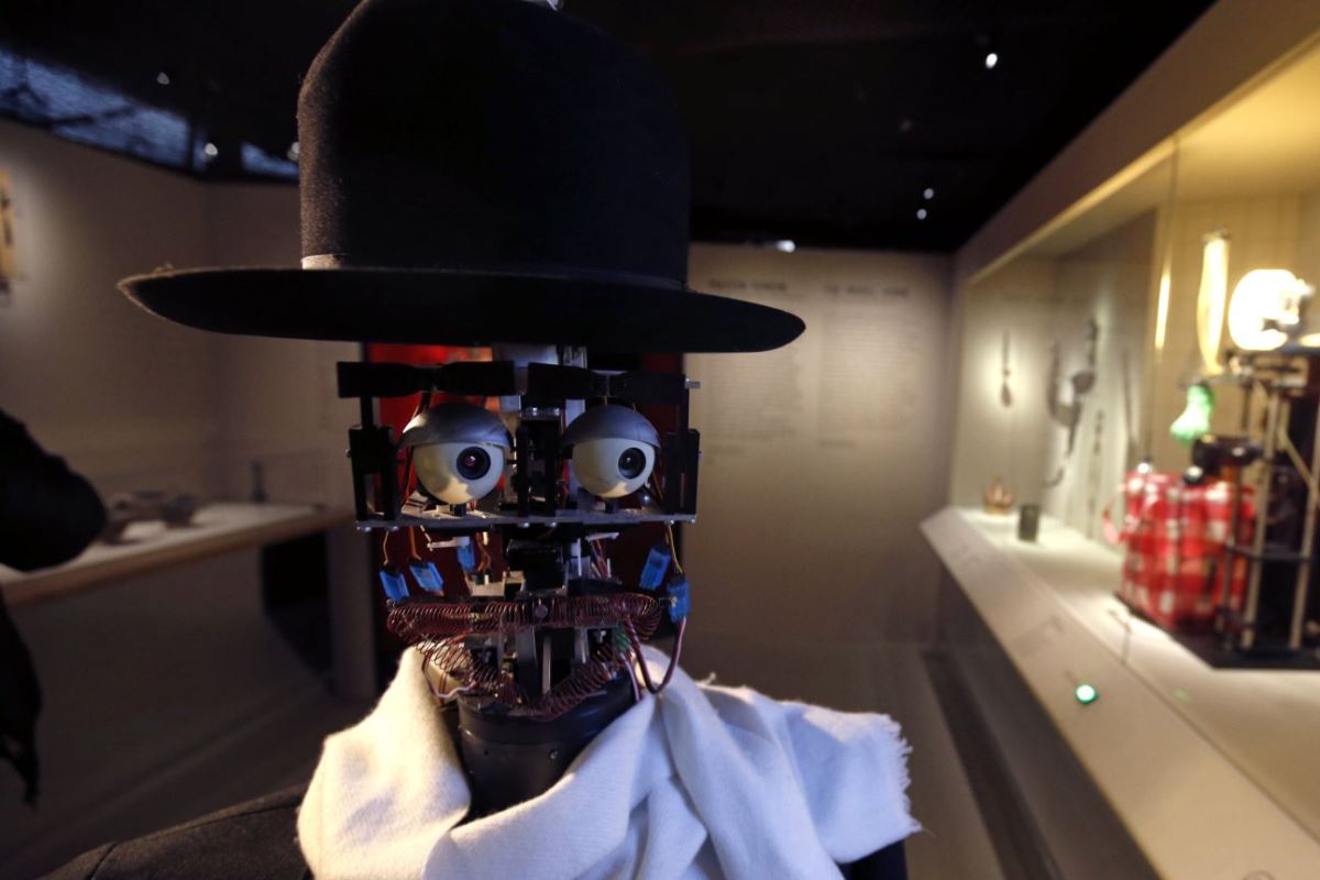 https://d2jv9003bew7ag.cloudfront.net/uploads/Berenson-the-Robot-courtesy-of-qz.com_.jpg