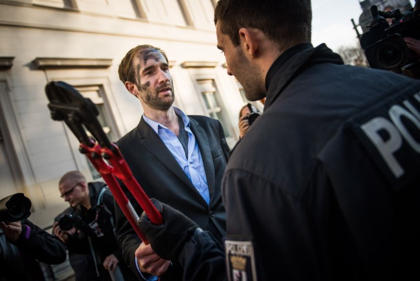 Philipp Ruch of the Center for Political Beauty in discussion with the police. (c) Ruben-Neugebauer