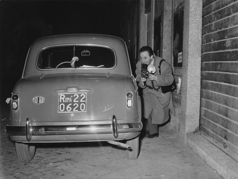 Ezio Vitale - Tazio Secchiaroli in appostamento Roma, 1958