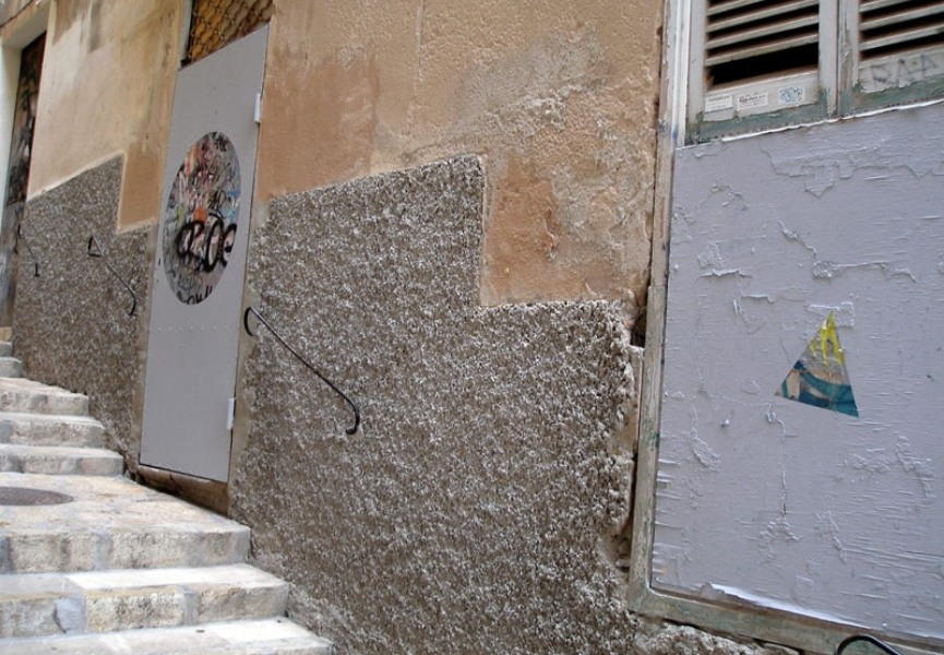 Javier Siquier Removes Graffiti