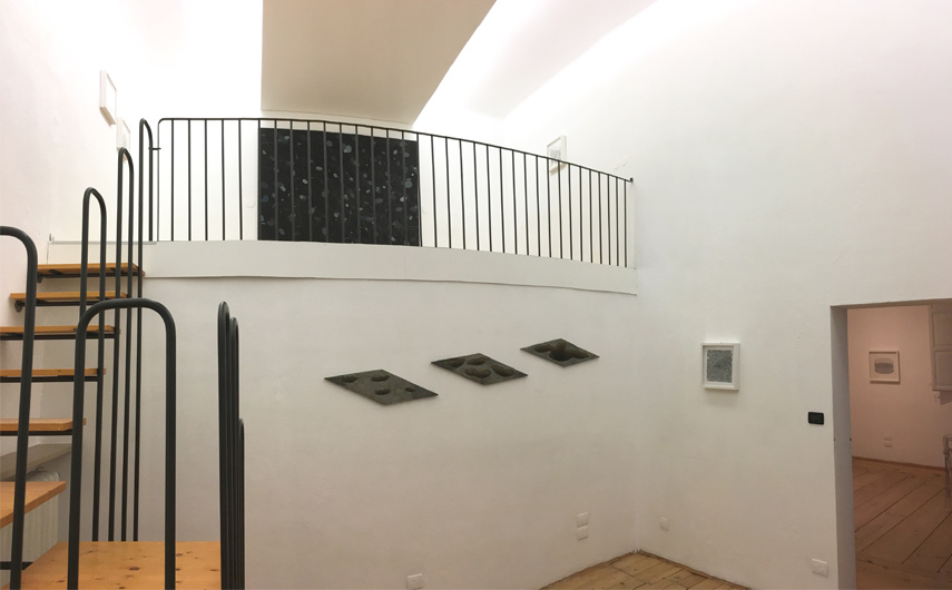 Main room MAGMA gallery Misplaced Exhibition and its perfect glassdoor