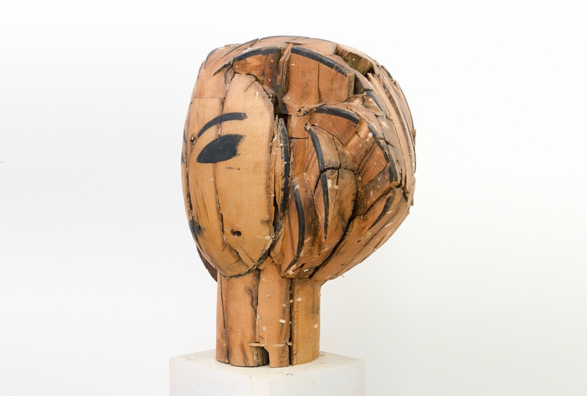 Manolo Valdés, Head (side view), 2016, wood, 37 x 41 x 70 in, Copyright Manolo Valdés, Courtesy Marlborough Fine Art, London