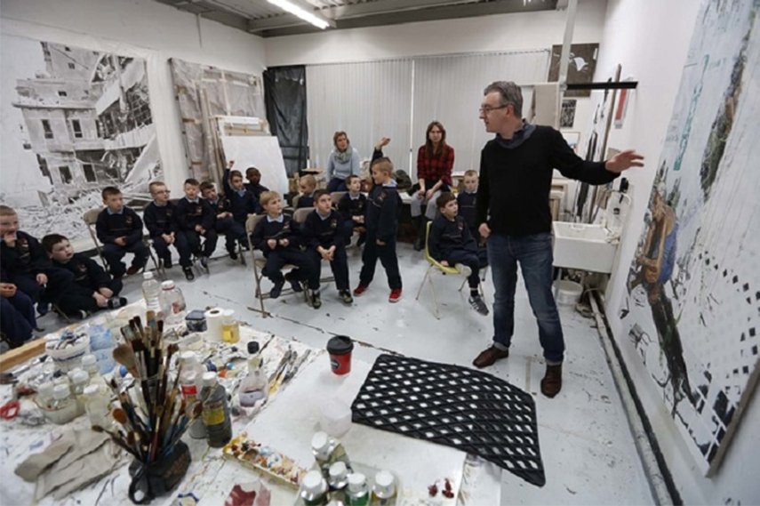 Mark O'Kelly with Creative Generations pupils from St. Patrick's Boys National School, image via businesstoarts.ie