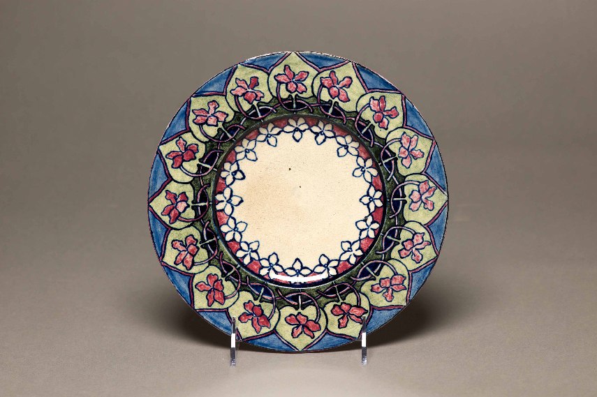 https://d2jv9003bew7ag.cloudfront.net/uploads/Newcomb-Pottery-Plate.jpg