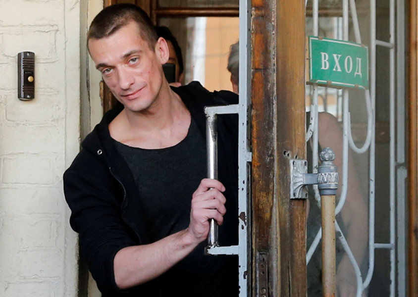 Pyotr Pavlensky is Leaving the coartroom as a Free man, photo Maxim Zmeyev Reuters