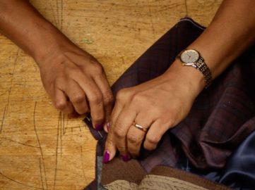 Sara Angelucci - Mano D'Oro. Collar sewing (detail)