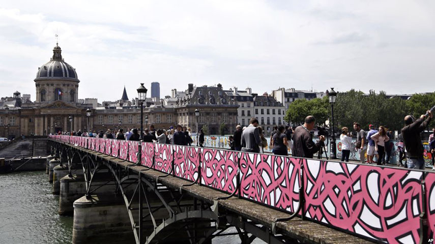 Love Lock bridge in Paris then & now: The Pont des Arts