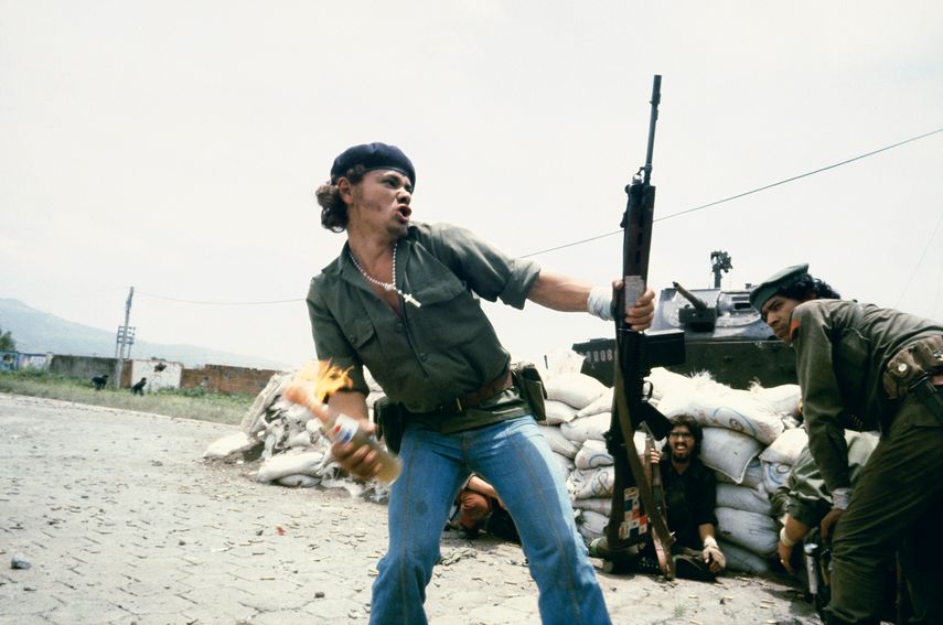 Sandinistas at the walls of the Esteli National Guard headquarters