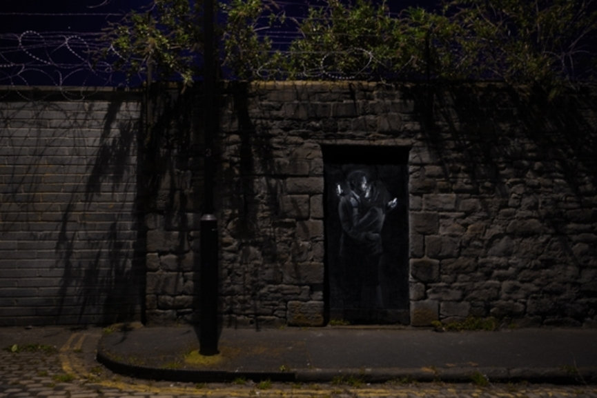 Banksy, Mobile Lovers (2014)